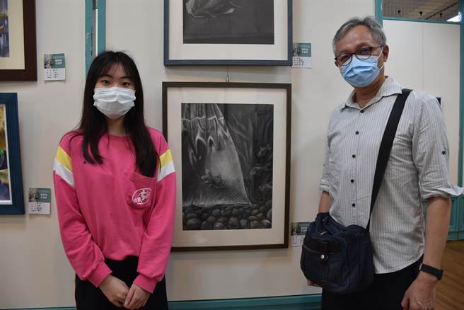 苗栗县立兴华高中国中部美术班毕业美展，毕业班学生宋侑颖以塑化污染为题，呼吁大家重视塑胶污染危机。（谢明俊摄）