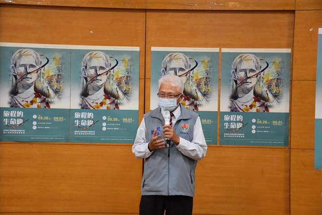 兴华高中校长胡文生欢迎大家同来为美术班学生指导打气。（谢明俊摄）