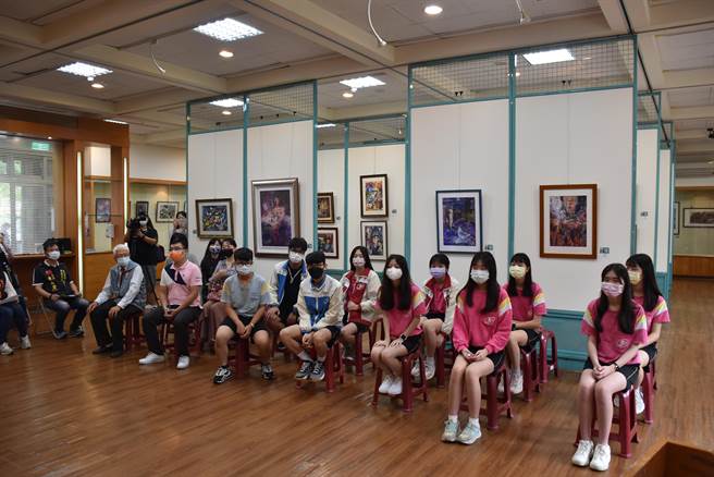 苗栗县立兴华高中国中部美术班，今年共有17名毕业生。（谢明俊摄）