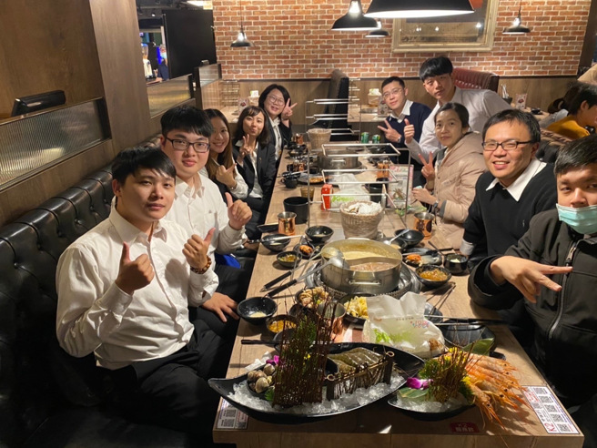 永庆房屋团队合作的文化，是房仲新人最强大的后盾，同事间感情融洽，时常聚会出游。(疫情前拍摄) (图/永庆房屋提供)