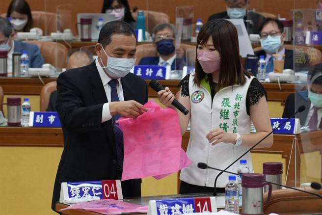 新北市专用垃圾袋决标金额前2年仅有7000多万，未料今年暴增至1.1亿元。市议员张维倩也质疑，总标价金额近年都低于底价，质疑厂商会有偷工减量的状况。（市议员张维倩提供）