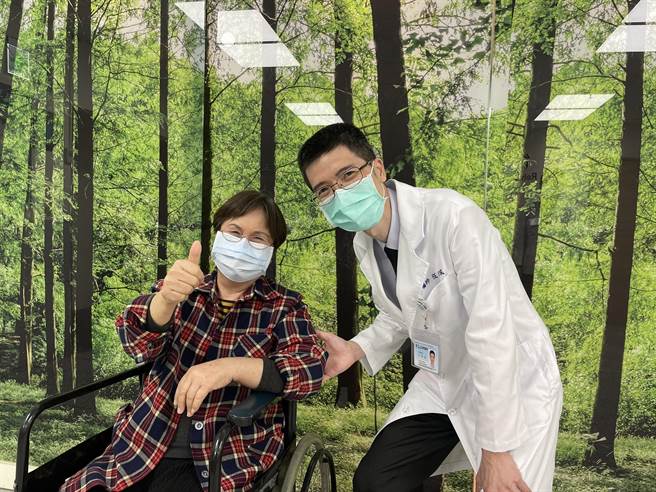 巫奶奶開心與主治醫師汪家成合影留念。（衛福部苗栗醫院提供／李京昇苗栗傳真）