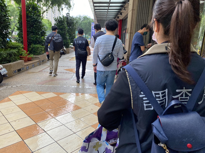 近年中共透过陆企大规模迂迴来台，以高薪挖角台湾高科技人才，严重影响国安，继调查局国安处今年3月全台同步大扫荡8家违法在台陆企或研发中心后，调查局因应乌俄战争，陆企加强挖角台科技人才，近日二度展开全台查缉行动，动员7个外勤处站、百余名调查官同()步搜索研发导航的「华大北斗」公司10家在台陆企或研发据点20处地点，约谈20名业者，讯后分别依违反《两岸人民关系条例》送办。(陈志贤)