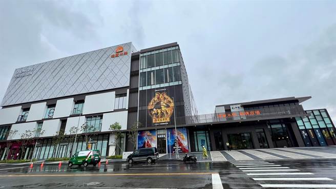高雄「冈山乐购广场」今（26）日起试营运，但不少柜位仍在施工。（柯宗纬摄）