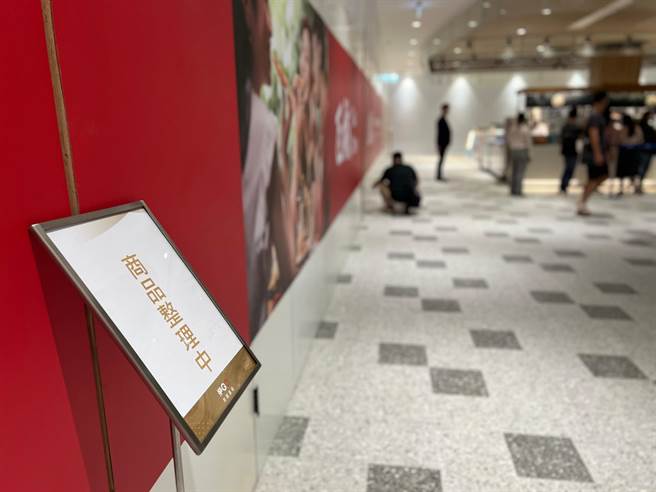 高雄「冈山乐购广场」今（26）日起试营运，但不少柜位仍在施工。（柯宗纬摄）
