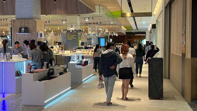 高雄「冈山乐购广场」今（26）日起试营运，预计6月23日正式开幕。（柯宗纬摄）