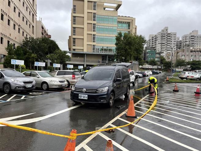 台中荣总教学大楼前发生死亡车祸，警消人员到场处理。(民眾提供／林欣仪台中传真)