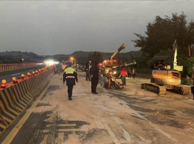 台61線西濱快速道路後龍段因橋梁改建工程封路改道，已發生4起重大車禍。（讀者提供／謝明俊苗栗傳真）
