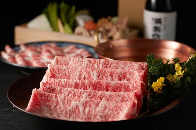 （黑毛屋本家「日本A5和牛锅 免运防疫箱」，推出4款和牛锅物组合，主打拥有800g大份量的日本和牛，让民眾在家吃得过瘾。图／乾杯集团提供）