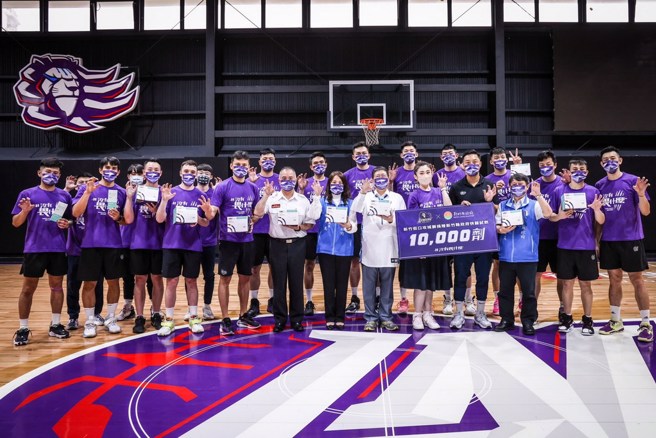 攻城獅宣布捐出1萬劑快篩試劑給新竹縣政府。(攻城獅提供)