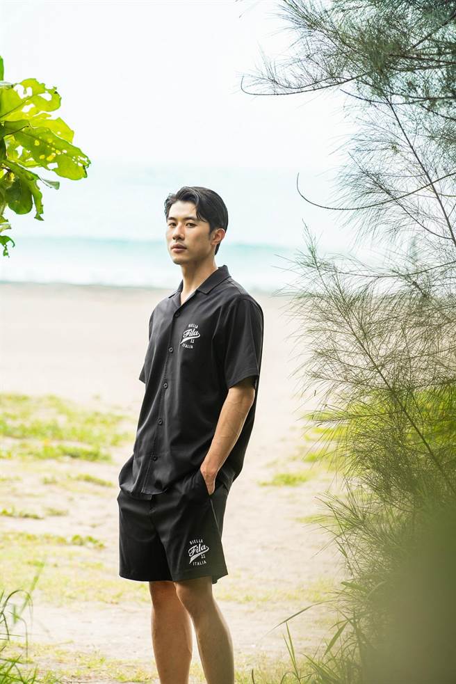 FILA古巴平織襯衫讓你在海邊也能穿出酷帥休閒感，1980元。（FILA提供）
