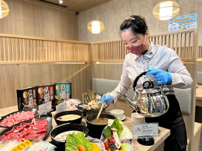 「筑间幸福锅物」，则提供14种经典汤底，31种肉品主食，蔬食、火锅料、冰淇淋及饮料则是自助吧无限取用，大呼过瘾。（柯宗纬摄）