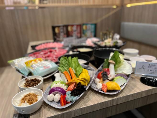 「筑间幸福锅物」，则提供14种经典汤底，31种肉品主食，蔬食、火锅料、冰淇淋及饮料则是自助吧无限取用，大呼过瘾。（柯宗纬摄）