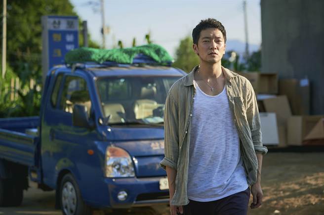 孙锡求近日因《我的出走日记》中神秘「具先生」一角爆红。（Netflix提供）