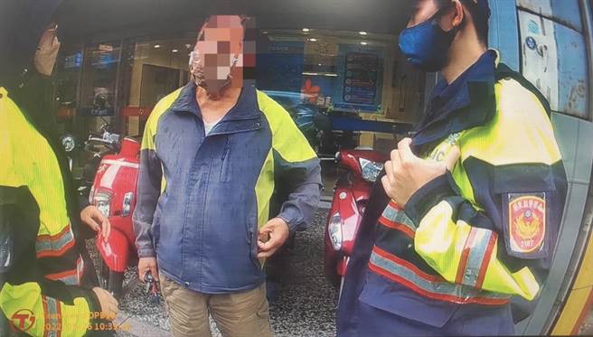 頭份警分局頭份所員警勸阻劉姓老翁匯款。（頭份警分局提供／謝明俊苗栗傳真）