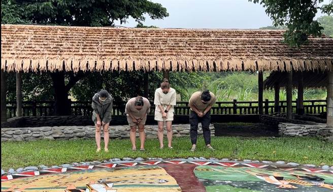 4名外地游客25日至台东县延平乡鸾山部落传统文化祭祀广场野炊露营，族人前往规劝，乡公所及警方到场，游客以族语向该片土地致歉。（延平乡公所提供／蔡旻妤台东传真）