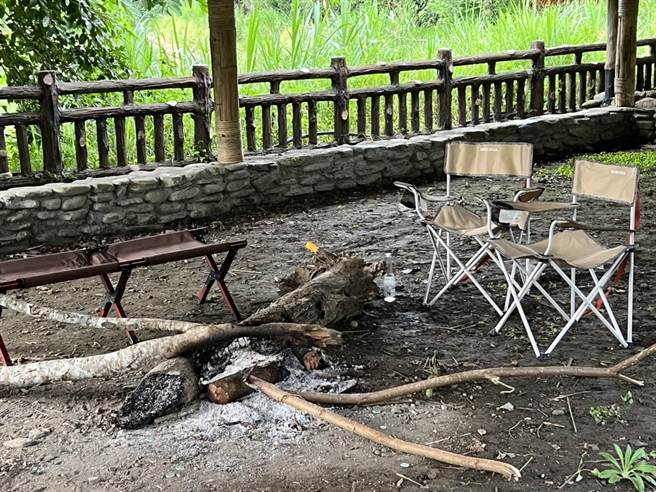 4名外地游客25日至台东县延平乡鸾山部落传统文化祭祀广场野炊露营，族人前往规劝，乡公所及警方到场，游客以族语向该片土地致歉。（延平乡公所提供／蔡旻妤台东传真）