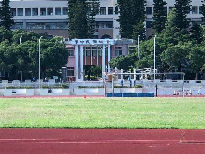 金门县府宣布，目前无提早放暑假规画，国三学生远距教学至毕业典礼前一日，国中小以下学生远距教学延长至6／2。（李金生摄）