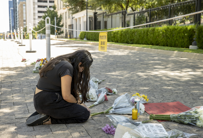 位于德州尤瓦尔迪城（Uvalde）的罗伯小学（Robb Elementary School）24日惊传校园滥射事件。(图/美联社)  
