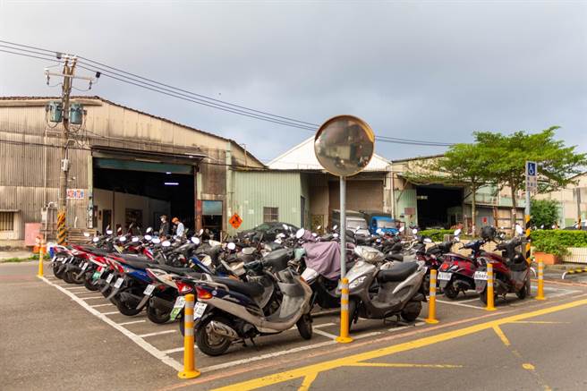 转弯之后，道路中央设置停车场，使得道路被切割成2条5米宽的道路，也造成视线死角、车祸频传。（李翁月娥服务处提供）