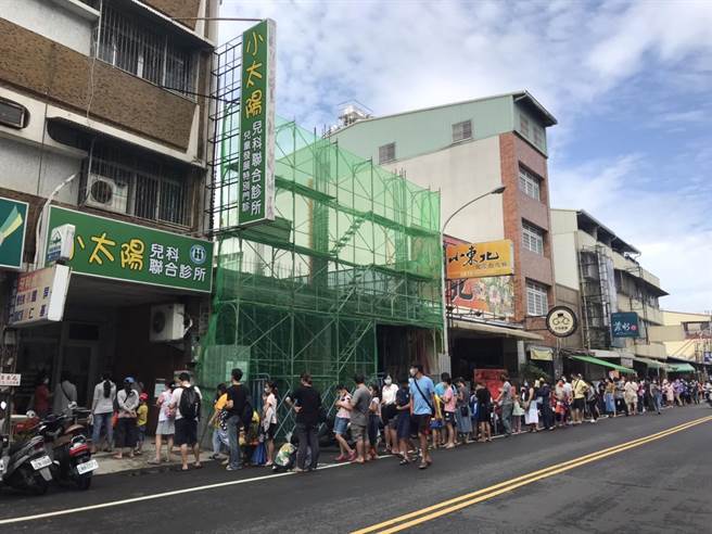 屏東26日新增2623例確診，據統計，5至11歲確診數累計3025人、5歲以下2107人，兒童疫苗開打後連日大排長龍。（謝佳潾攝）