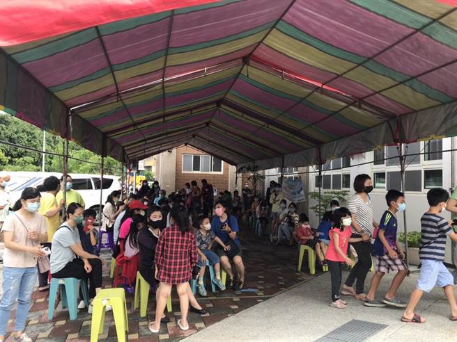 屏東26日新增2623例確診，據統計，5至11歲確診數累計3025人、5歲以下2107人，兒童疫苗開打後連日大排長龍。（謝佳潾攝）
