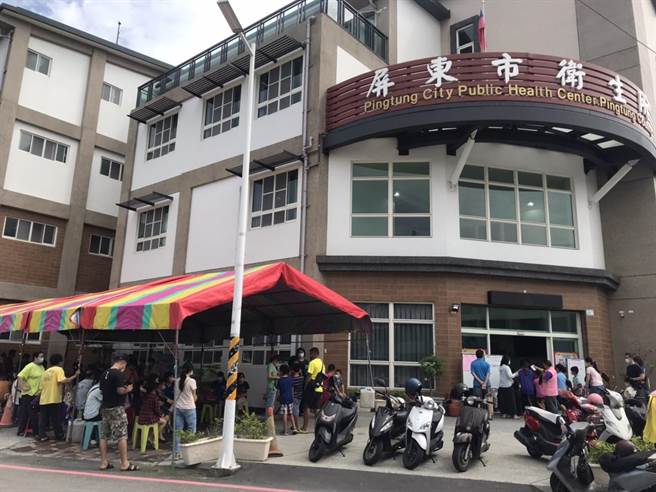 屏東26日新增2623例確診，據統計，5至11歲確診數累計3025人、5歲以下2107人，兒童疫苗開打後連日大排長龍。（謝佳潾攝）