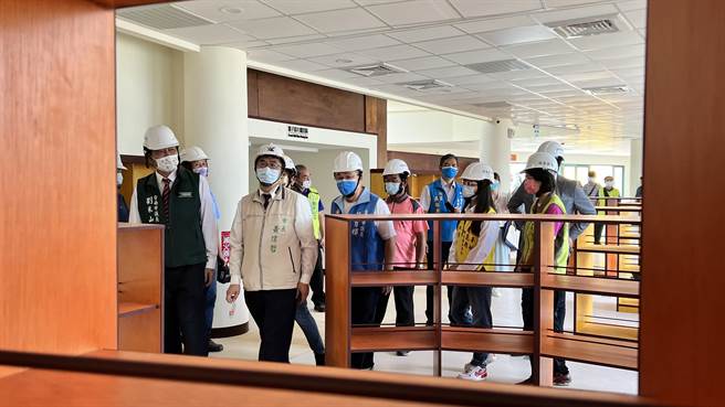 市长黄伟哲（左二）26日前往视察时，特别称讚整体建筑美轮美奂。（张毓翎摄）