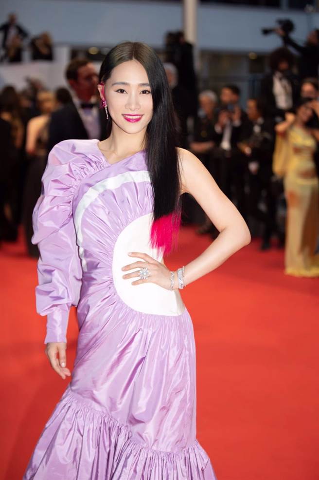 吴可熙着法国品牌ArdAsAei 粉紫色未来感礼服登上坎城影展红毯。（CAA agency提供）