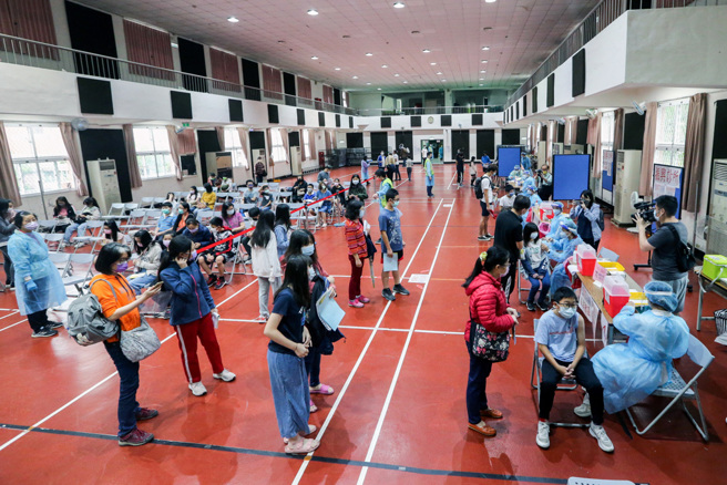 北市中小學下周遠距教學 公幼、私幼將安排打疫苗。圖為校園接種示意圖。（資料照／陳麒全攝）