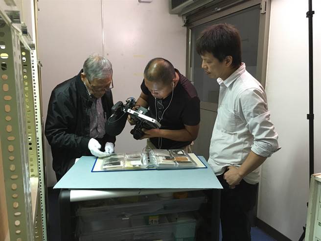 石隽（左）与导演林靖杰（右）看胡金铨的珍贵资料。（华映提供）