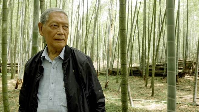 资深演员石隽前往拍摄地回忆胡金铨。（华映提供）