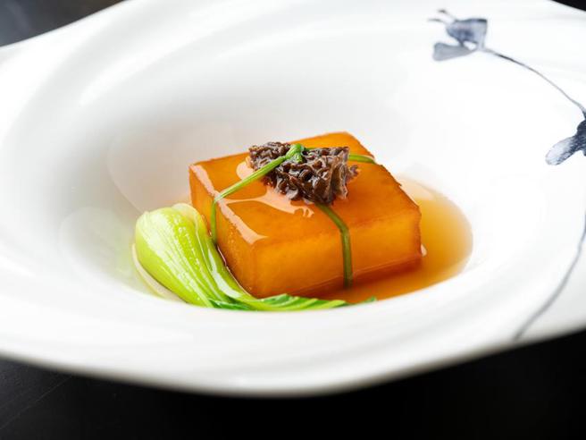 （台北文华东方酒店「雅阁」中餐厅推出新菜，「菌香素东坡」外型仿若东坡肉，晶莹剔透的冬瓜口感绵密细致带有羊肚菌的馥郁香气。图／台北文华东方酒店提供）