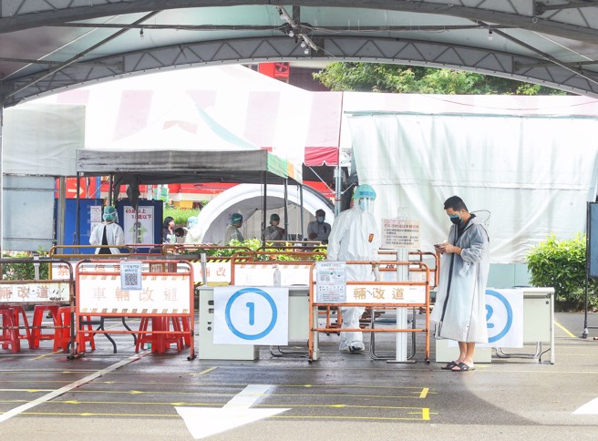 全民快筛阳性即视为确诊上路后，各地医院筛检人数明显减少。（粘耿豪摄）