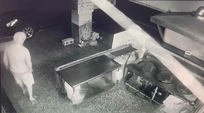 洪姓员警涉嫌窃取女警内裤等贴身衣物，警方记2小过处分改调警备队，并依窃盗及侵入住宅等罪嫌，函送台中地检署侦办。（民眾提供）