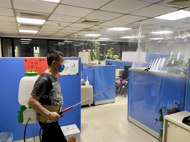 保大每日会在各楼层办公室及公共场所，进行环境喷洒清消工作。(翻摄照片／林郁平台北传真）