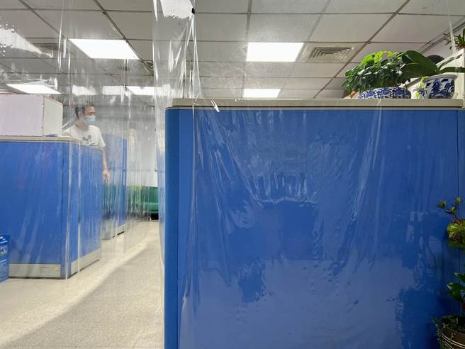 保大警DIY在每个办公桌的活动场域加装「透明门帘隔间」独立区隔，以达到近零接触。(翻摄照片／林郁平台北传真）