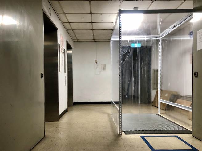 保大停车场增设「防疫灭菌通道」，让执勤员警进出停车场时，能就近全身消毒灭菌阻断感染源。(翻摄照片／林郁平台北传真）