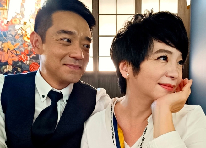 TVBS新闻前主播岑永康与张佩珊结婚多年生活幸福，不忘藉老东家宫斗风波放闪一下。（图／取自脸书@岑永康张佩珊窝幸福）