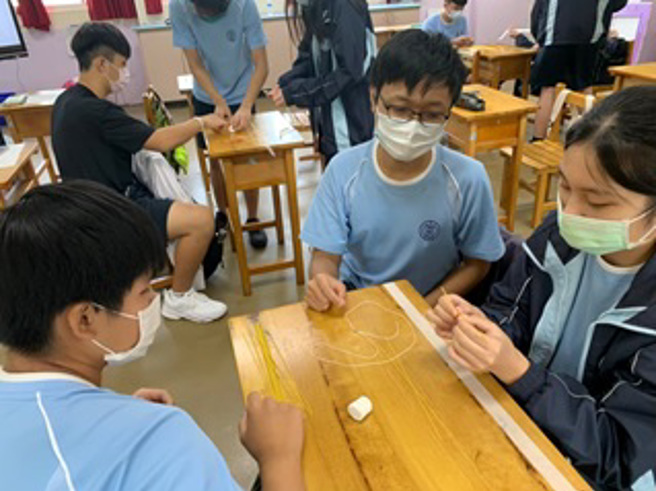 新北市颁发160万元奖助学金，鼓励384名优秀新住民子女向前行，图为双溪高中获奖邱同学(右2)在课堂中与同学做实验。(图/新北教育局提供)