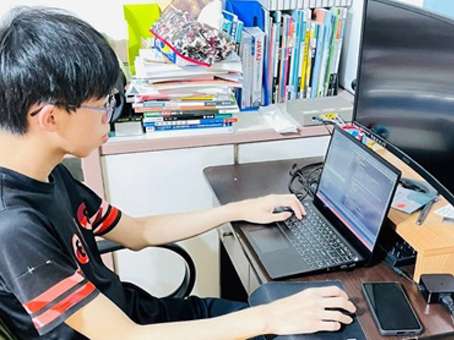 获新住民子女奖助学金的新北高工洪祥恩同学不但考取三张丙级技术士证照，最近也获得全国技能竞赛北分区赛行动应用开发职种第三名。(图/新北教育局提供)