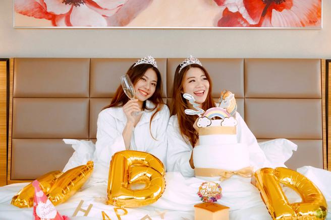 福容大饭店台北一馆不限星座推出「寿星我最大」住房专案，当月寿星入住享客房升等为豪华客房，也有客房布置、蛋糕、面膜等赠礼。（福容大饭店台北一馆提供）
