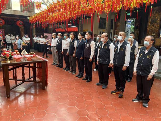 陈纯敬先后到中和福和宫及土城五谷先帝庙参拜祈福，并代表市长侯友宜致赠匾额。（王扬杰摄）