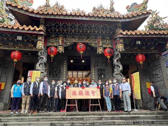 陈纯敬先后到中和福和宫及土城五谷先帝庙参拜祈福，并代表市长侯友宜致赠匾额。（王扬杰摄）