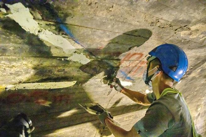  新北市府观光旅游局26日表示，深澳隧道修復工程完工，预计6月重新开放。针对不同的裂缝状况，採用相对应的修復工法，图为不影响结构安全之裂缝，採用灌入无收缩水泥之方式补强。（图/ 中央社）