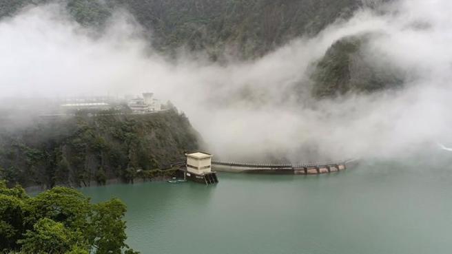 鋒面帶來降雨，位於台中市和平區的德基水庫26日上午蓄水率已達91%，水庫水位達1403.97公尺，僅差約4公尺就達滿水位。（圖/ 中央社）