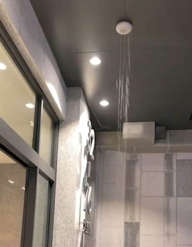 时代力量芦竹区市议员参选人徐钰雯接获民眾投诉，指称芦竹2号社宅大厅门口变成瀑布。（徐钰雯提供／陈梦茹桃园传真）