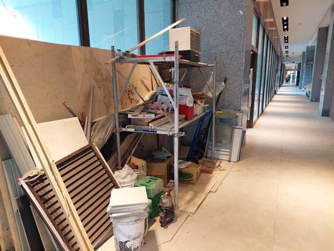 时代力量芦竹区市议员参选人徐钰雯接获民眾投诉，指称芦竹2号社宅大厅门口变成瀑布。（徐钰雯提供／陈梦茹桃园传真）