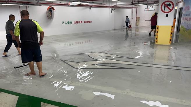 桃園平鎮區1895乙未保台紀念公園地下停車場，遇上連日大雨，25日晚間因截水溝管線積淤導致淹水。（黃敬平提供／蔡明亘桃園傳真）