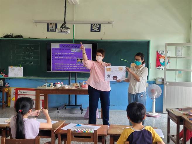 云林县西螺镇安定国小原是6班小校，办学绩效受家长肯定，自110学度起小一年级从1班变2班，今年继续维持。图为外师在该校上课情形。（安定国小提供）